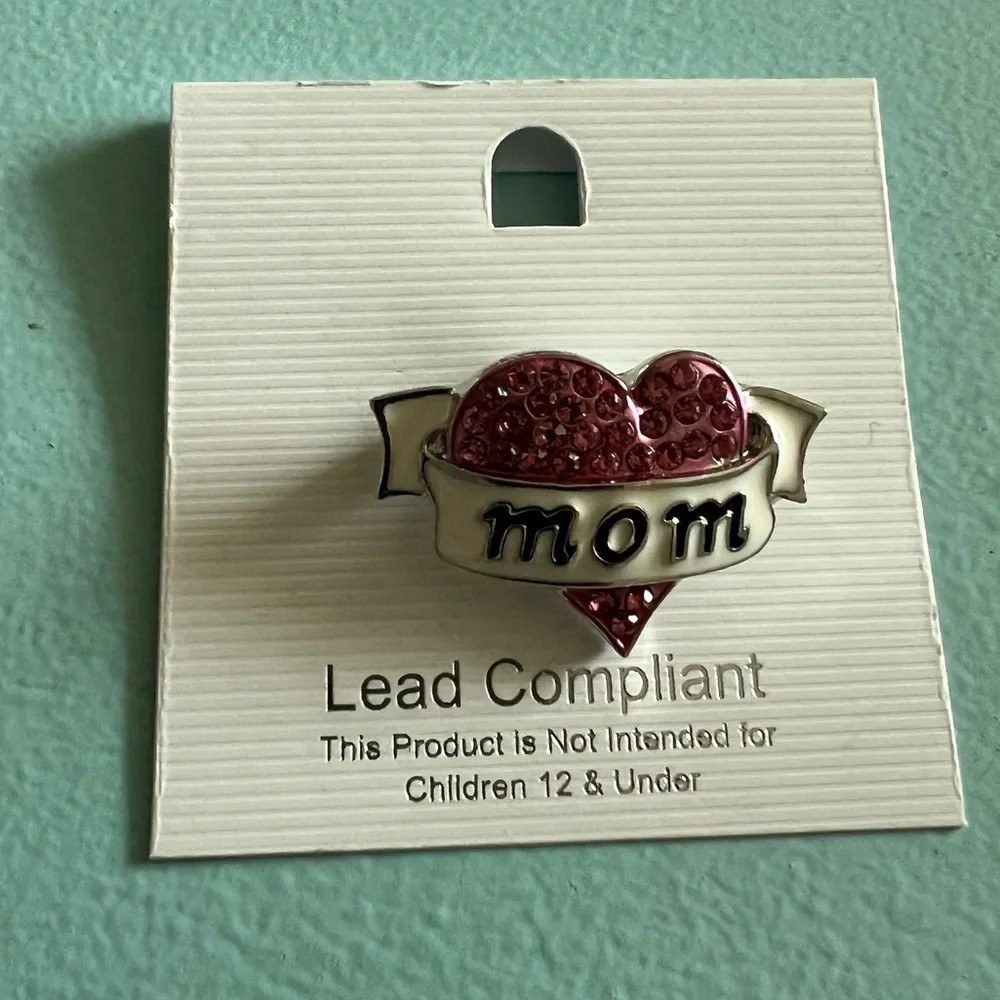 Mom Pink Crystal Heart Banner Pin 1.5 x 1 inch NIP - Picture 1 of 3